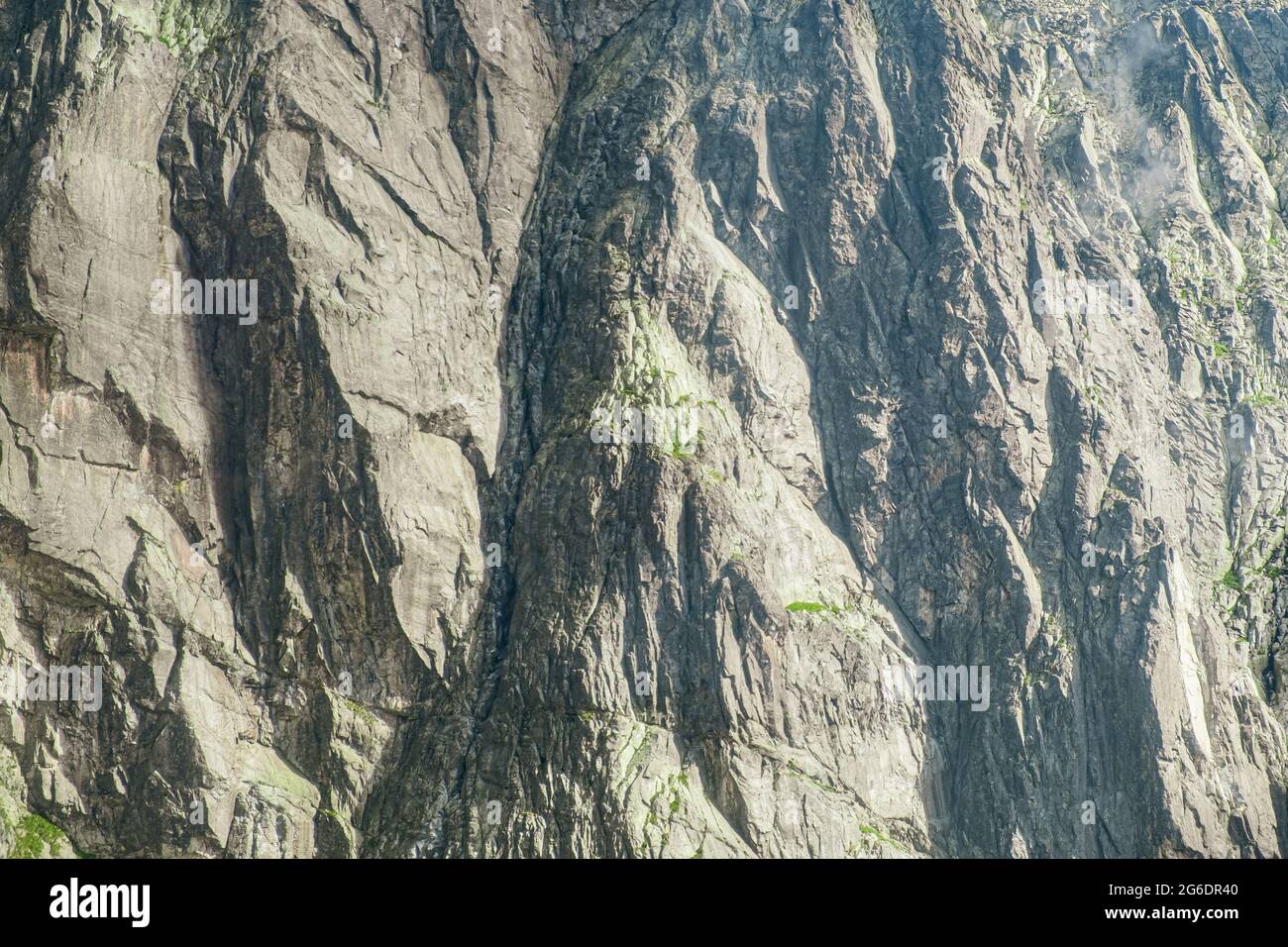 Primo piano roccia della catena montuosa con piante verdi Foto Stock