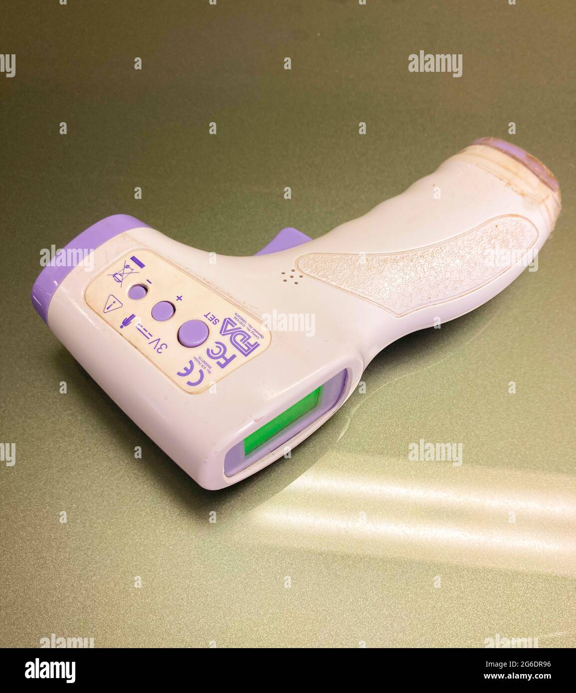 Un termometro digitale a infrarossi portatile a basso costo su un negozio di Città del Capo, Sud Africa. Rifiuti elettronici e-Waste pandemic Covid-19. Foto Stock