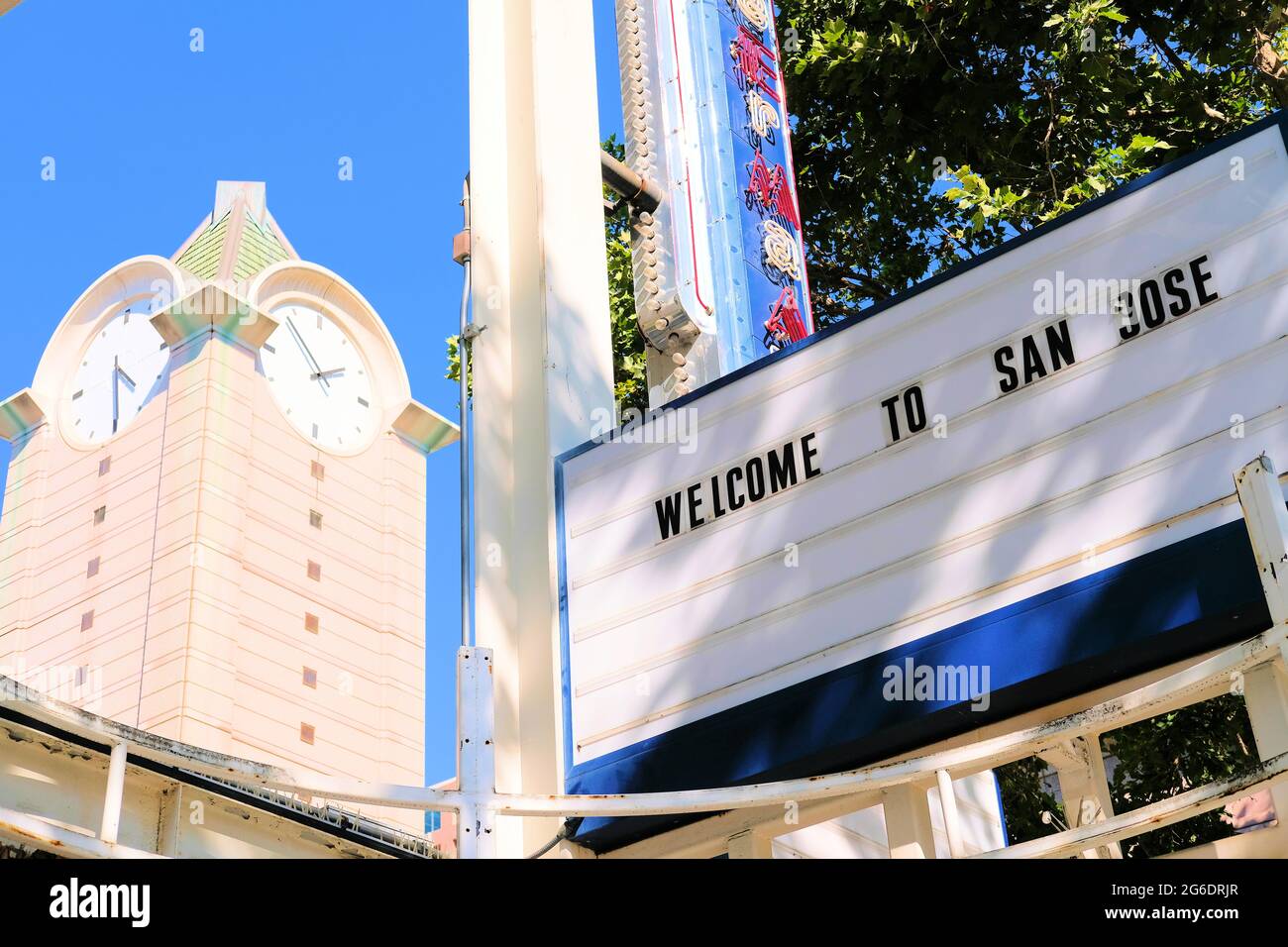 Benvenuti a San Jose in lettere a blocchi sull'edificio vuoto Camera 12 Cinema nel centro di San Jose, California, con l'orologio Pavilion Shopping Center. Foto Stock