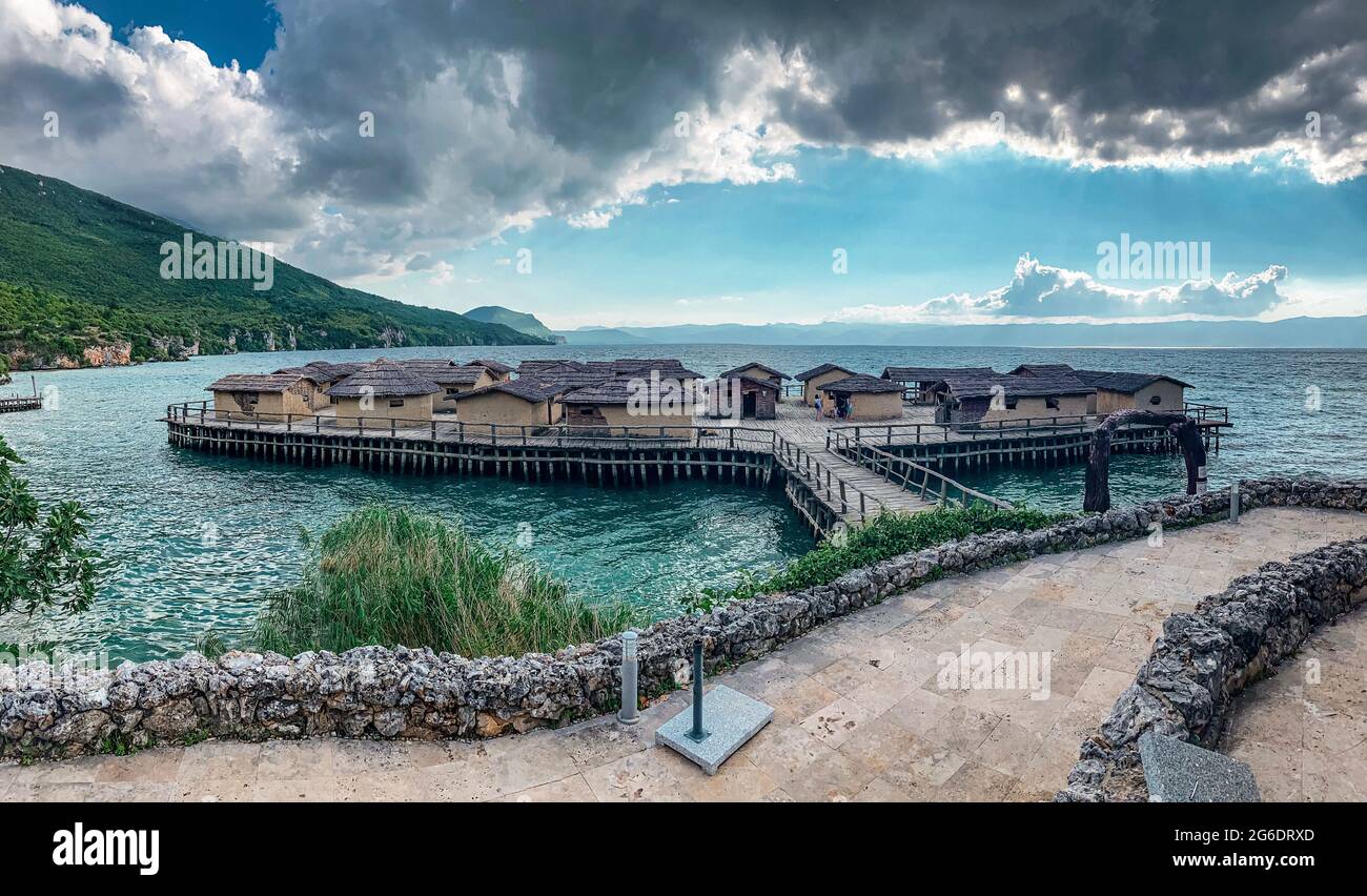 Cottage al Porto con cielo blu e nuvole, montagne in background Foto Stock