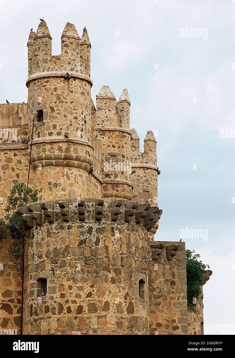 Spagna, Castiglia-la Mancha, provincia di Toledo. Castello di Guadamur. Vista parziale della fortezza, costruita nel 15 ° secolo su commissione di Pedro López de Ayala, il primo conte di Fuensalida. Foto Stock