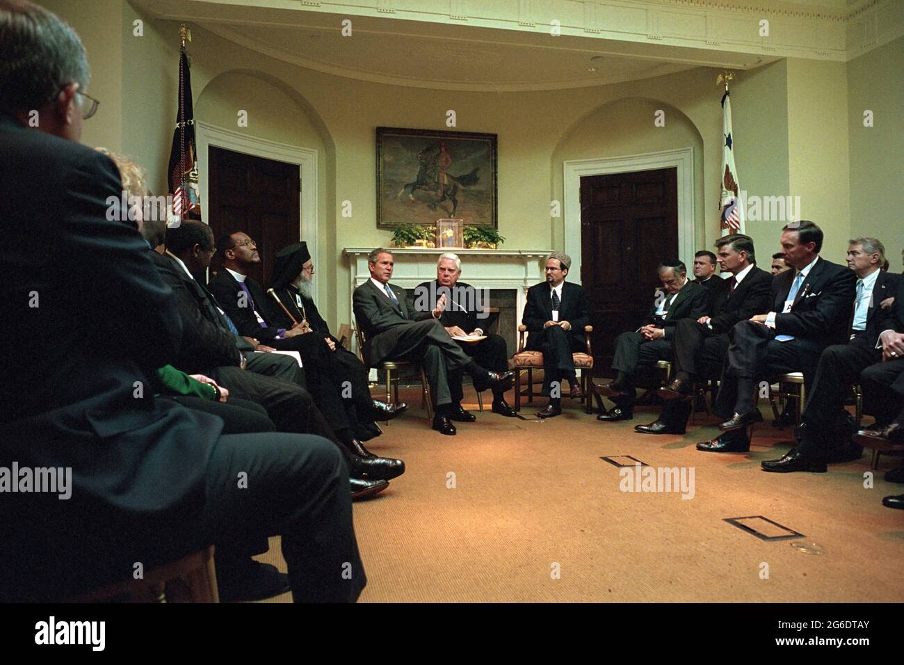 Il Presidente George W. Bush incontra i leader religiosi giovedì 20 settembre 2001 nella stanza Roosevelt della Casa Bianca. Foto di Tina Hager, Per Gentile Concessione della Biblioteca Presidenziale George W. Bush Foto Stock