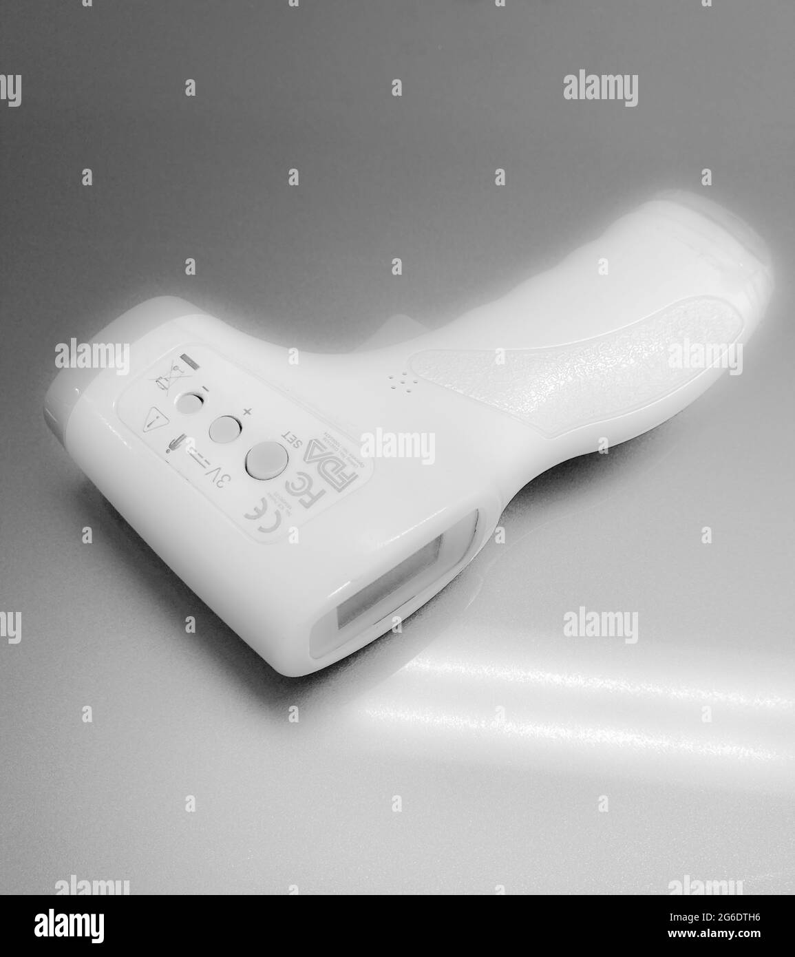 Un termometro digitale a infrarossi portatile a basso costo su un negozio di Città del Capo, Sud Africa. Rifiuti elettronici e-Waste pandemic Covid-19. Foto Stock