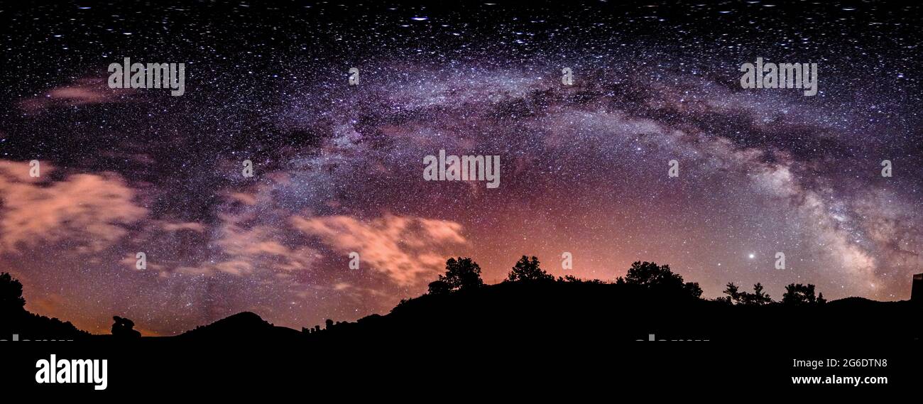 Lunga esposizione fotografia modo lattiginoso vista panoramica in pietra città di Kuklica, Macedonia del Nord Foto Stock