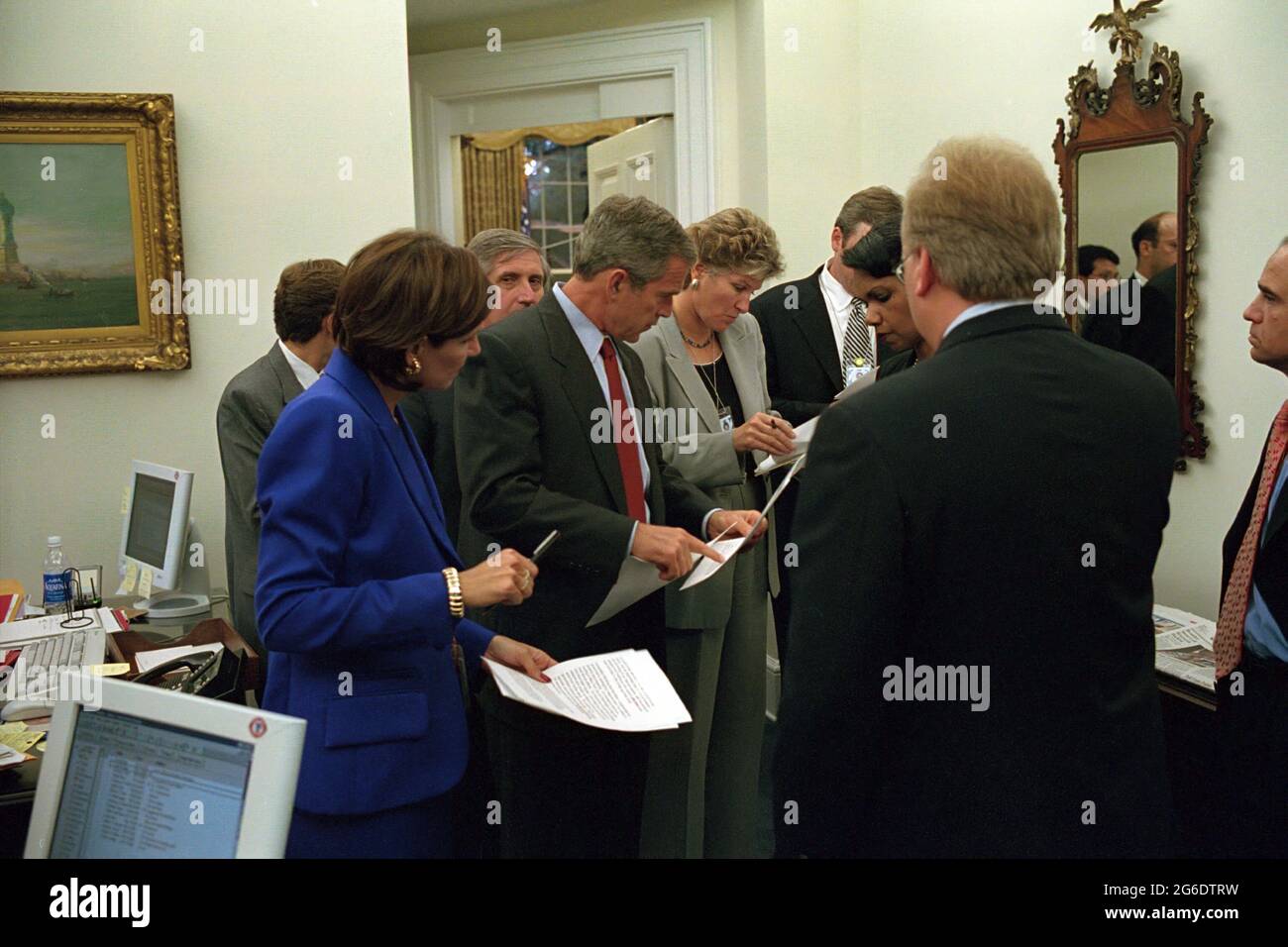 Il presidente George W. Bush si occupa di un briefing con lo staff della Casa Bianca martedì 11 settembre 2001, fuori dall'Ufficio ovale. Foto di Tina Hager, per gentile concessione della George W. Bush Presidential Library Foto Stock