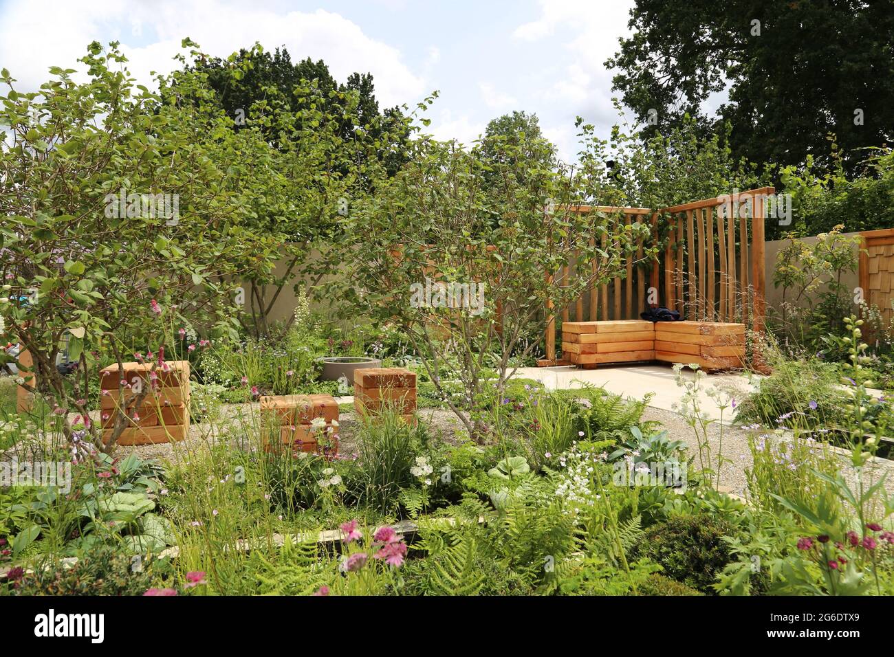 Mental Health UK 'Communication' Lifestyle Garden, Medaglia d'Argento, RHS Hampton Court Palace Garden Festival 2021, Preview Day, 5 luglio 2021, Londra, Regno Unito Foto Stock