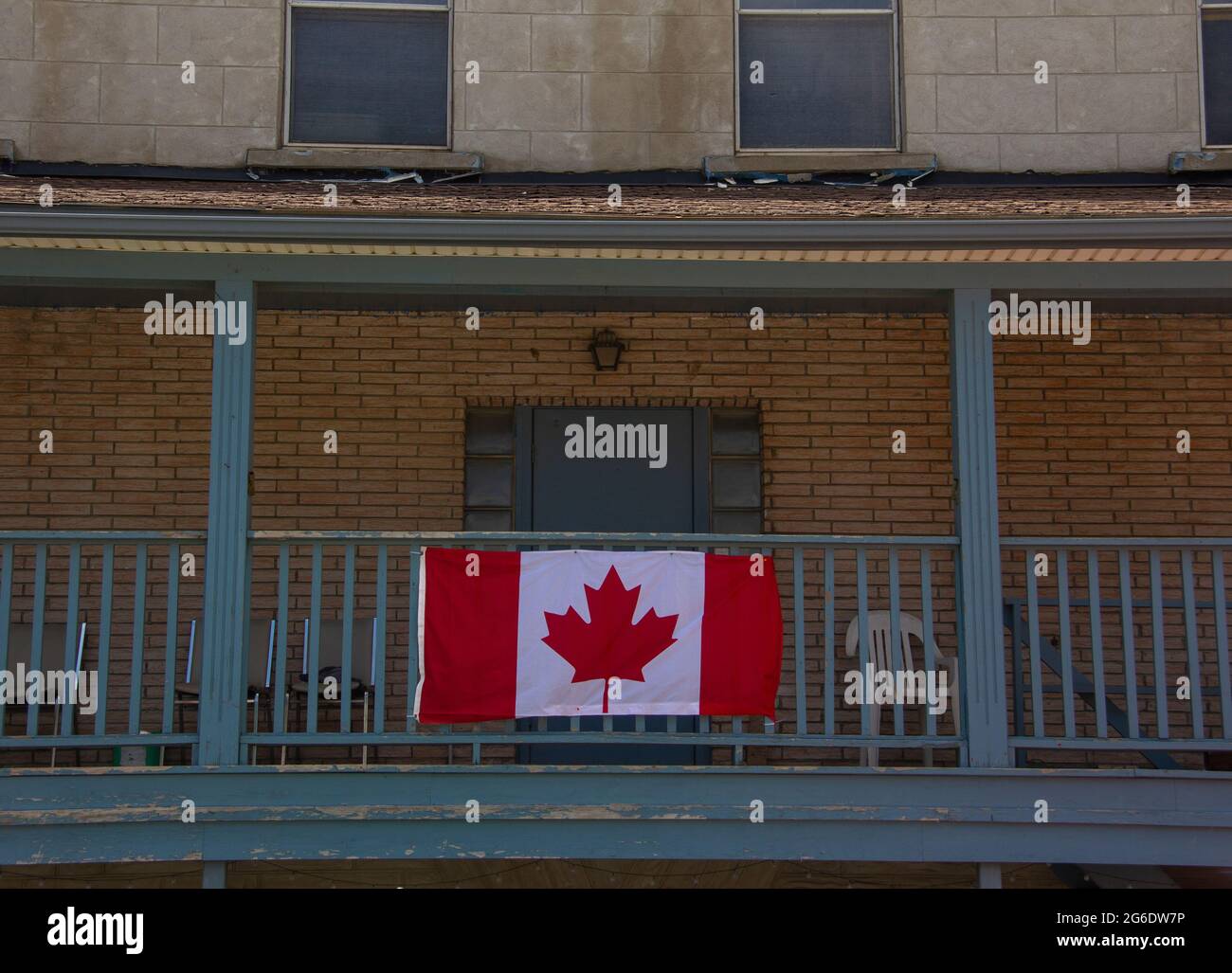 Bandiera canadese su una ringhiera del balcone Foto Stock