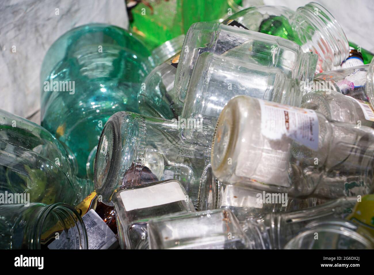 Vasetti di vetro raccolti per il riciclaggio. Protezione ambientale Foto Stock