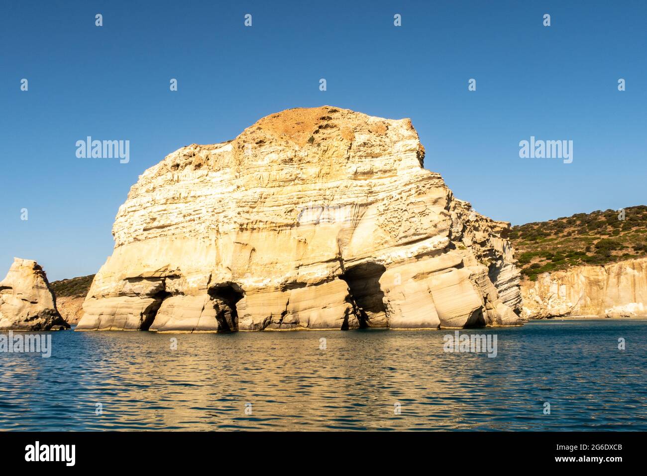 Particolari formazioni rocciose calcaree Kleftiko sulla costa sud-occidentale dell'isola di Milos, con un labirinto di grotte, simbolo dell'isola. Foto Stock