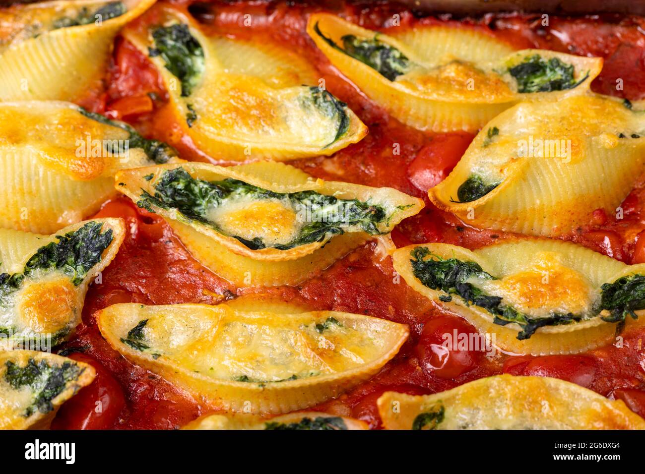 pasta italiana al conchiglino farcita con spinaci Foto Stock