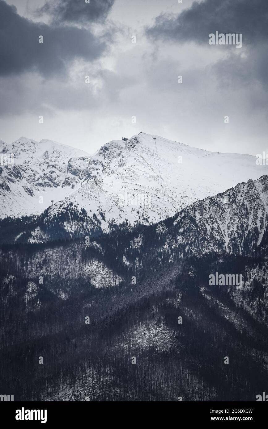 Vista su Kasprowy Wierch, Parco Nazionale di Tatra, Polonia, durante l'inverno Foto Stock