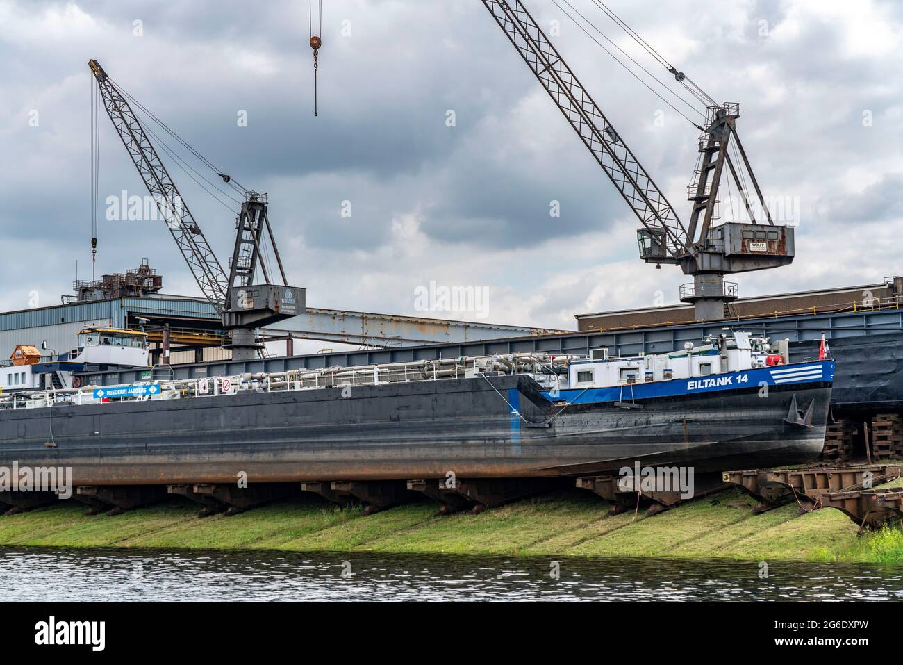 Porto interno di Duisburg Ruhrort, canale portuale, Neue Ruhrorter Schiffswerft GmbH, riparazione e manutenzione di navi interne, isola di rottami, NRW, Germania, Foto Stock