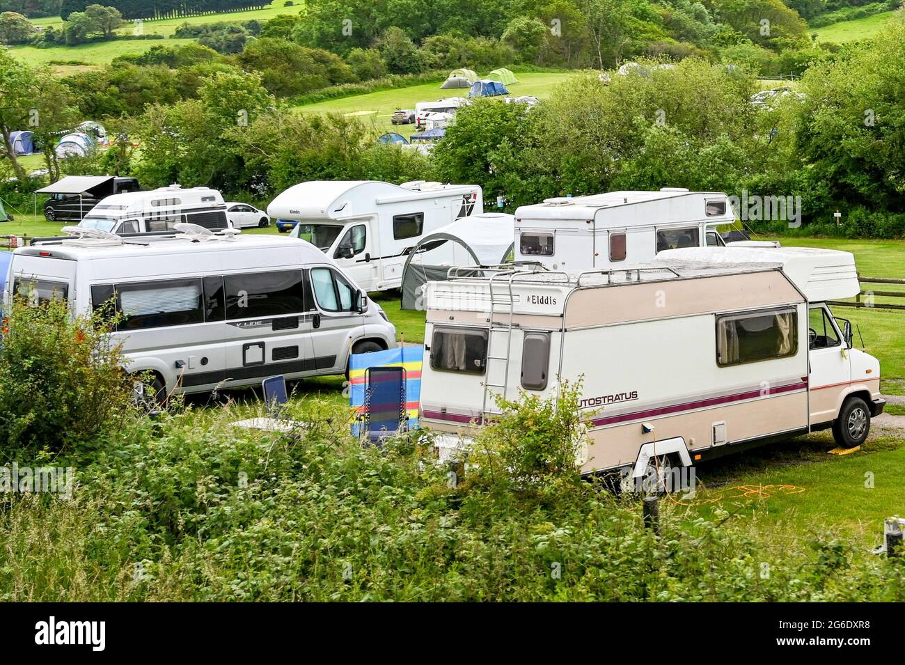 Dorset, Inghilterra - Giugno 2021: Camper su un sito alla periferia di Swanage, Swanage Foto Stock