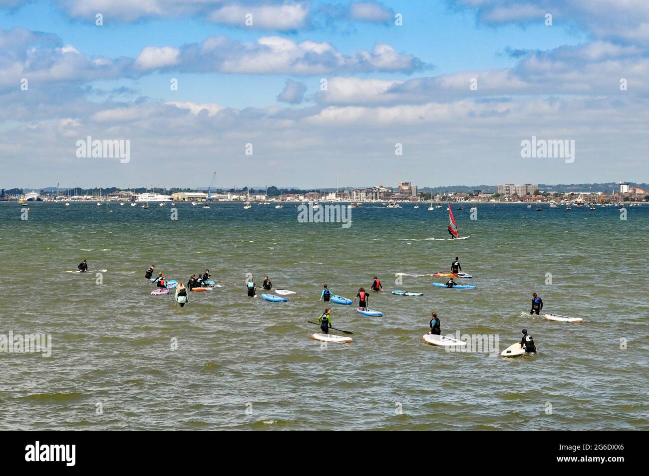 Poole, Inghilterra - Giugno 2021: Gruppo di persone che imparano a pedalare in acqua discontinua nel porto di Poole. Foto Stock