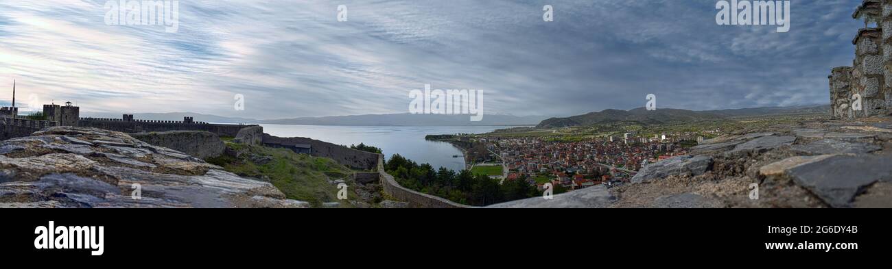 Vista panoramica del lago Ohrid e della fortezza di Samuel a Ohrid, Macedonia del Nord Foto Stock