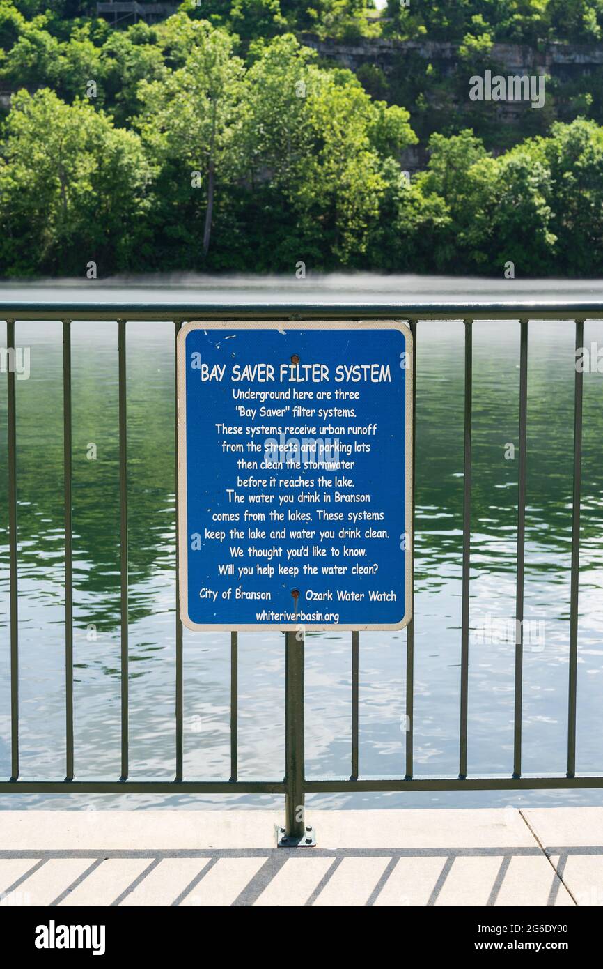 Branson, MO - 9 giugno 2021: Il Bay Saver Filter System toglie il runoff dalle strade e dai parcheggi di Branson e lo pulisce prima che raggiunga il lago Foto Stock