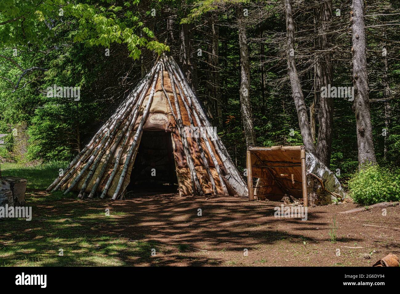 Mi'kmaq corteccia wigwam a Port-la-Joye–Fort Amherst sito storico nazionale a Rocky Point, Prince Edward Island, Canada. Foto Stock