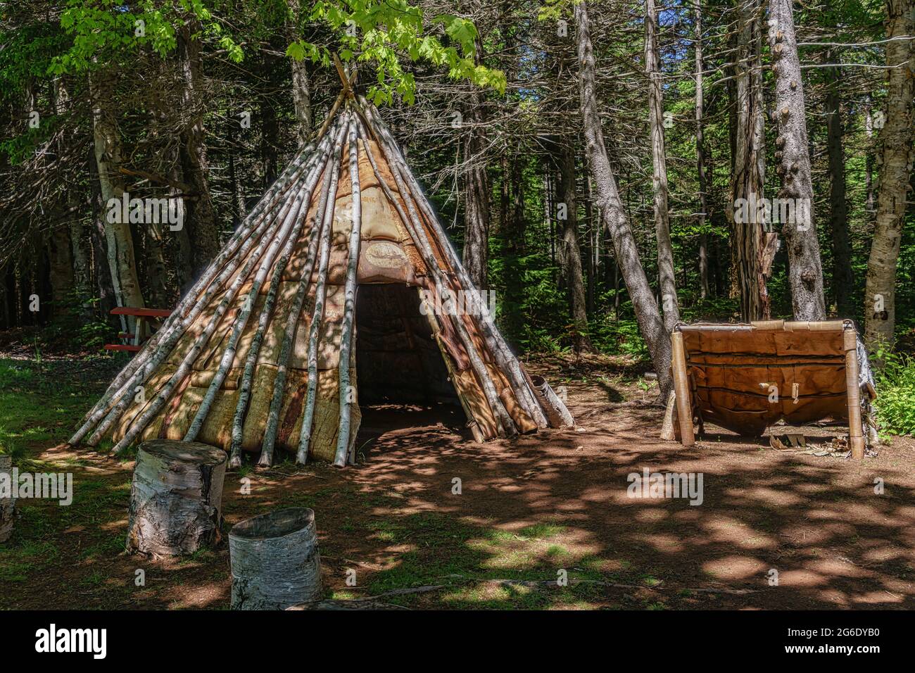 Mi'kmaq corteccia wigwam a Port-la-Joye–Fort Amherst sito storico nazionale a Rocky Point, Prince Edward Island, Canada. Foto Stock