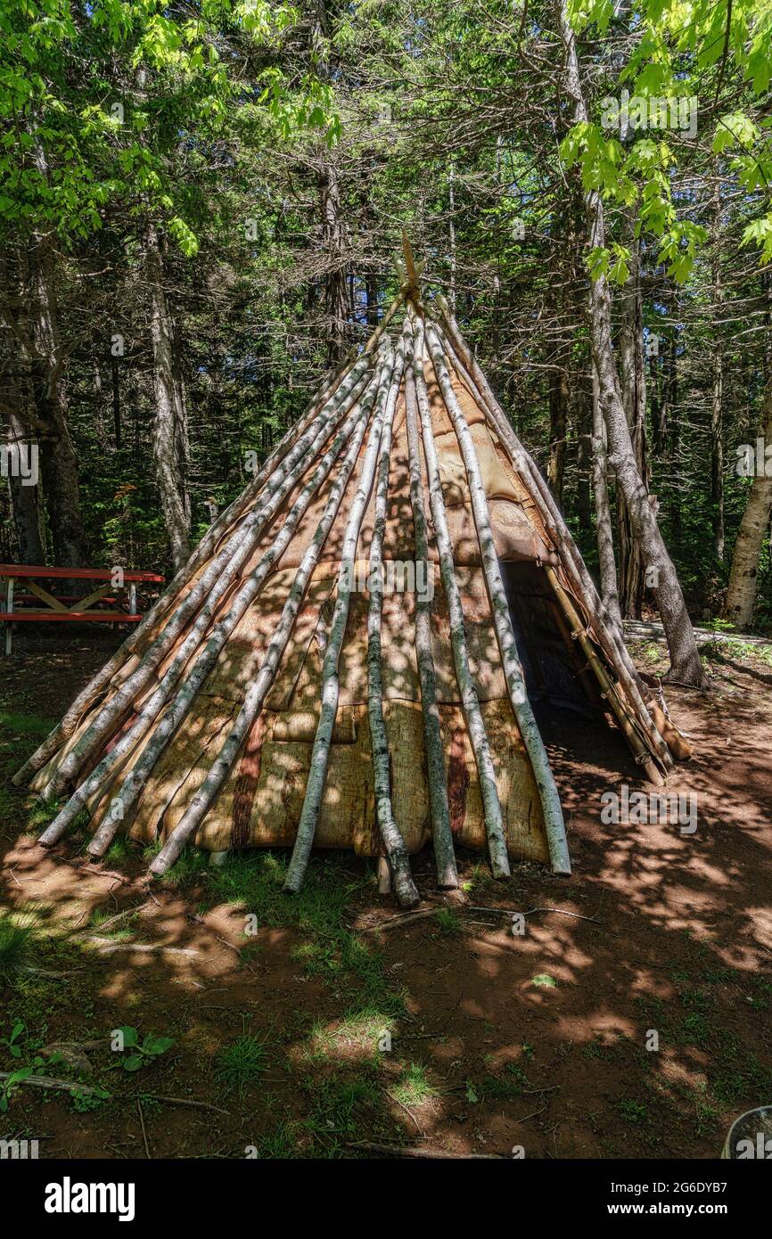 Mi'kmaq corteccia wigwam a Port-la-Joye–Fort Amherst sito storico nazionale a Rocky Point, Prince Edward Island, Canada. Foto Stock