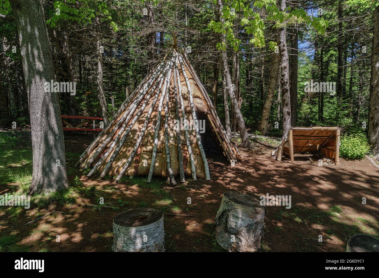 Mi'kmaq corteccia wigwam a Port-la-Joye–Fort Amherst sito storico nazionale a Rocky Point, Prince Edward Island, Canada. Foto Stock