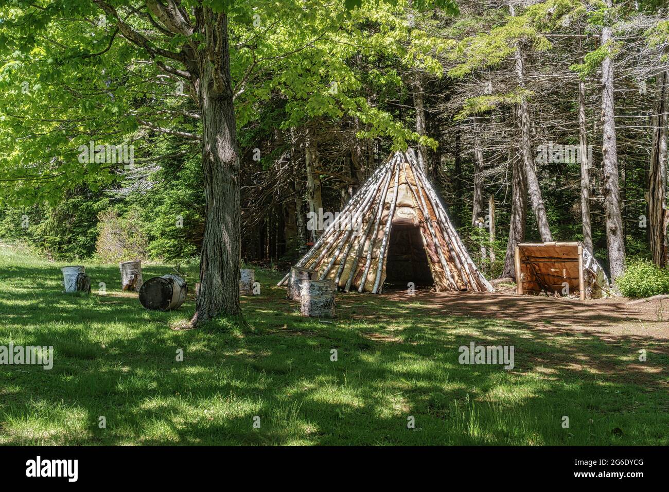 Mi'kmaq corteccia wigwam a Port-la-Joye–Fort Amherst sito storico nazionale a Rocky Point, Prince Edward Island, Canada. Foto Stock