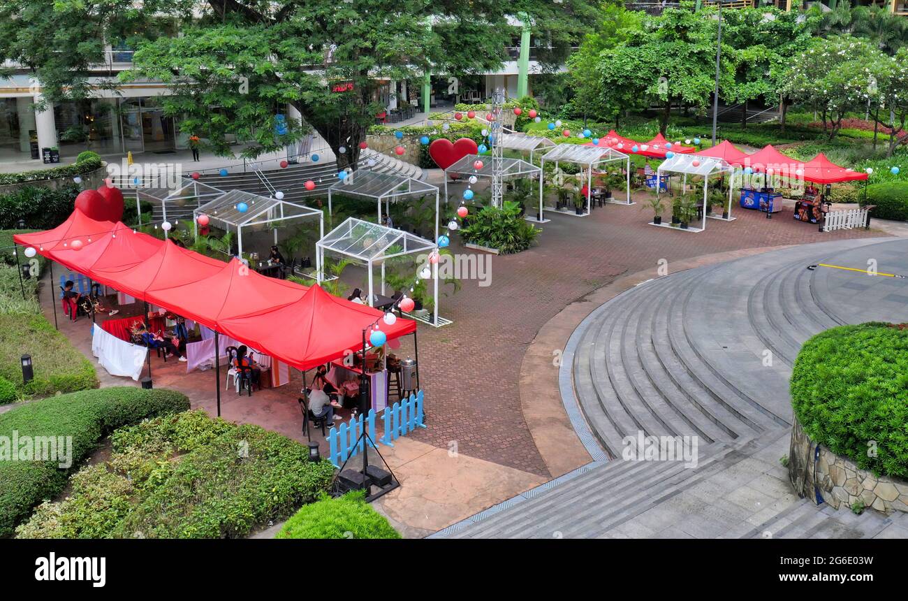 Cebu City, Phil.; 4 luglio 2021 -- palloncini rossi-bianchi-blu decorano un'area di stallo all'aperto di un centro commerciale che celebra il giorno dell'amicizia filippina-americana. Foto Stock