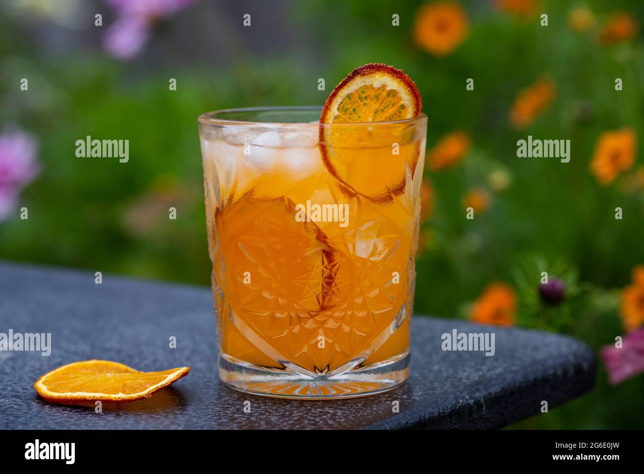 Succo d'arancia e cocktail di vodka con ghiaccio Foto Stock