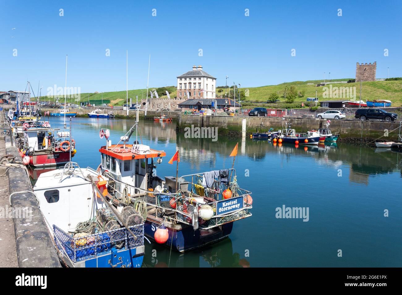 Gunsgreen House e barche da pesca, Gungreen Quay, Eyemouth Harbour, Eyemouth, Scottish Borders, Scozia, Regno Unito Foto Stock