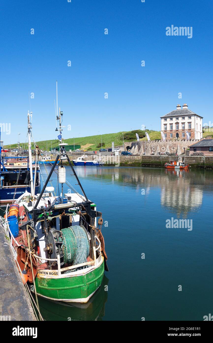 Gunsgreen House e barche da pesca, Gungreen Quay, Eyemouth Harbour, Eyemouth, Scottish Borders, Scozia, Regno Unito Foto Stock
