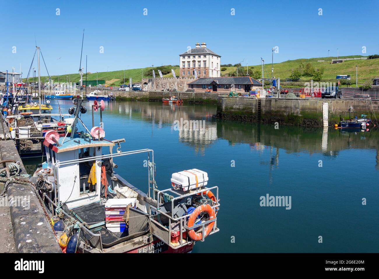 Gunsgreen House e barche da pesca, Gungreen Quay, Eyemouth Harbour, Eyemouth, Scottish Borders, Scozia, Regno Unito Foto Stock