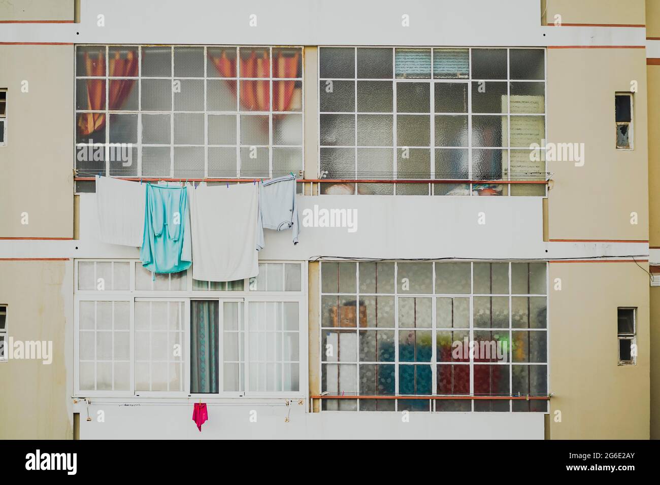 Vecchie e nuove finestre in un condominio un po' obsoleto a Faro, Algarve, Portogallo Foto Stock