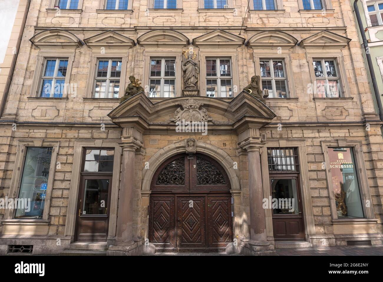 Facciata del Bibra-Palais, costruito nel 1716, doppio stemma Bibra-Eyb sopra l'arco, Bamberga, alta Franconia, Baviera, Germania Foto Stock