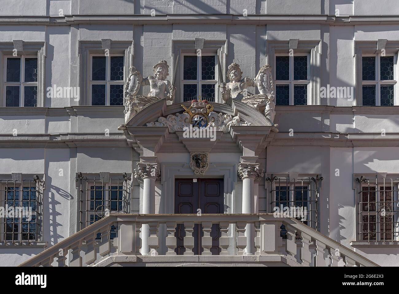 Potrtal d'ingresso del municipio di Iphofen con lo stemma del principe vescovo di Wuerzburg Johann Philipp von Greiffencau, Iphofen, inferiore Foto Stock