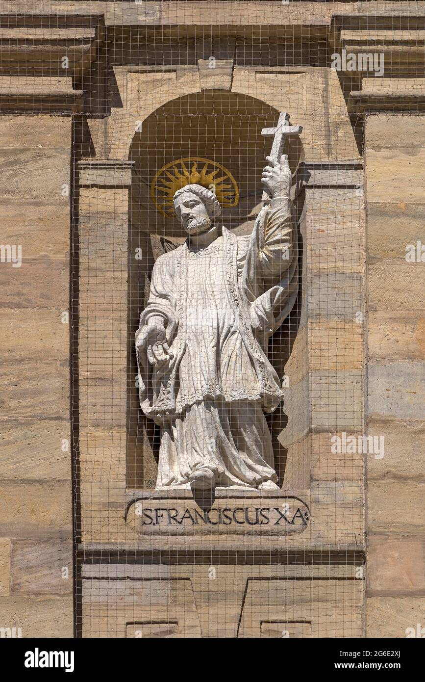 Scultura di San Francesco sulla facciata principale della chiesa parrocchiale di San Martino, Bamberga, alta Franconia, Baviera, Germania Foto Stock