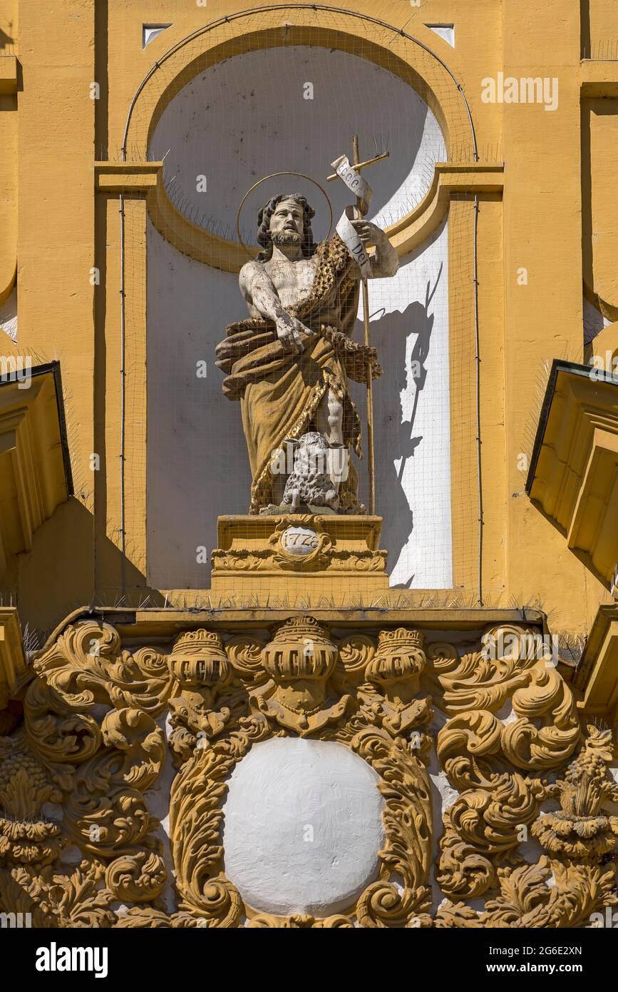 Figura di Gesù con agnello, sulla facciata della chiesa protestante, edificio barocco del 1699, Kitzingen, bassa Franconia, Baviera, Germania Foto Stock