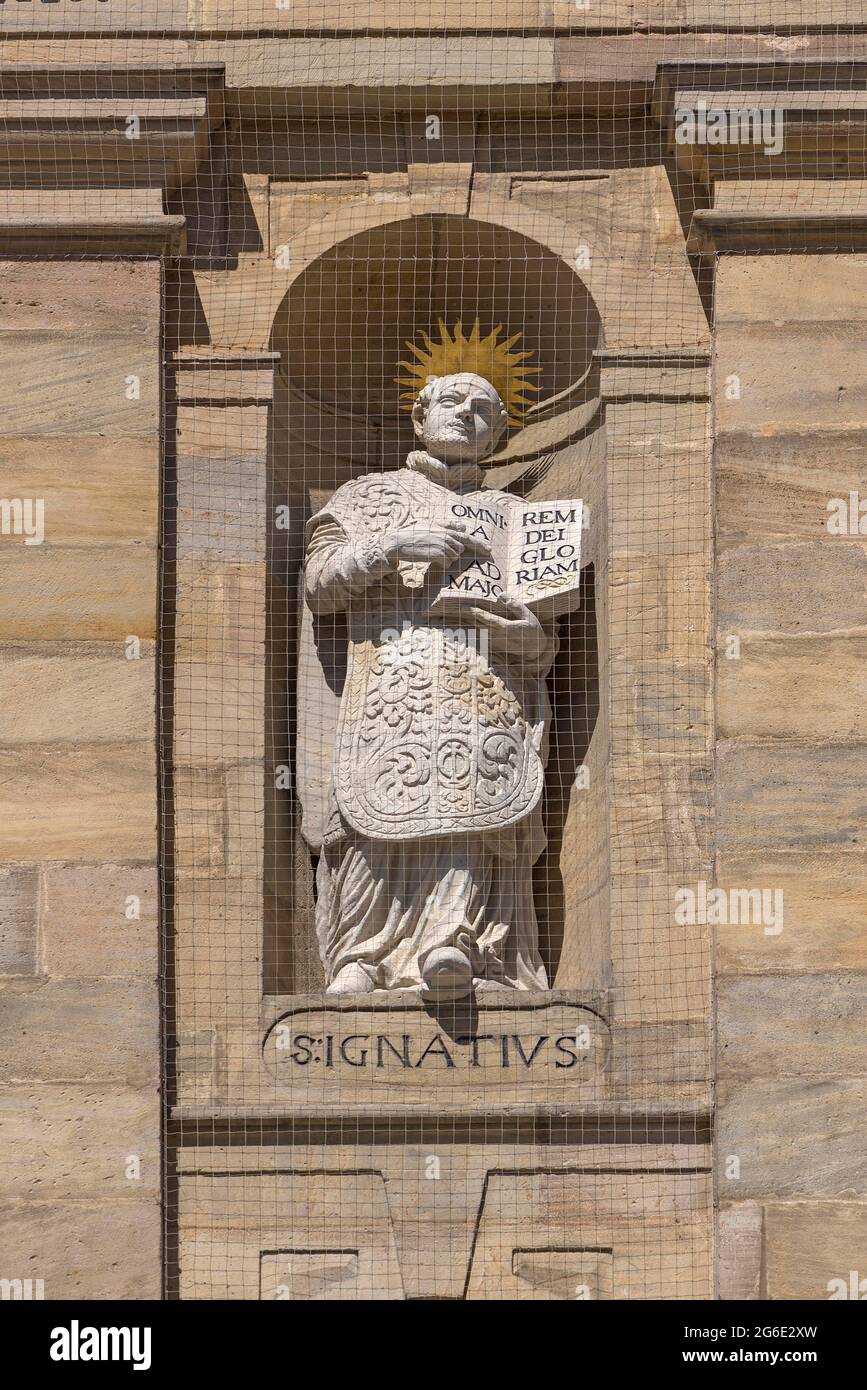 Scultura di Ignazio di Loyola sulla facciata principale della chiesa parrocchiale di San Martino, Bamberga, alta Franconia, Baviera, Germania Foto Stock