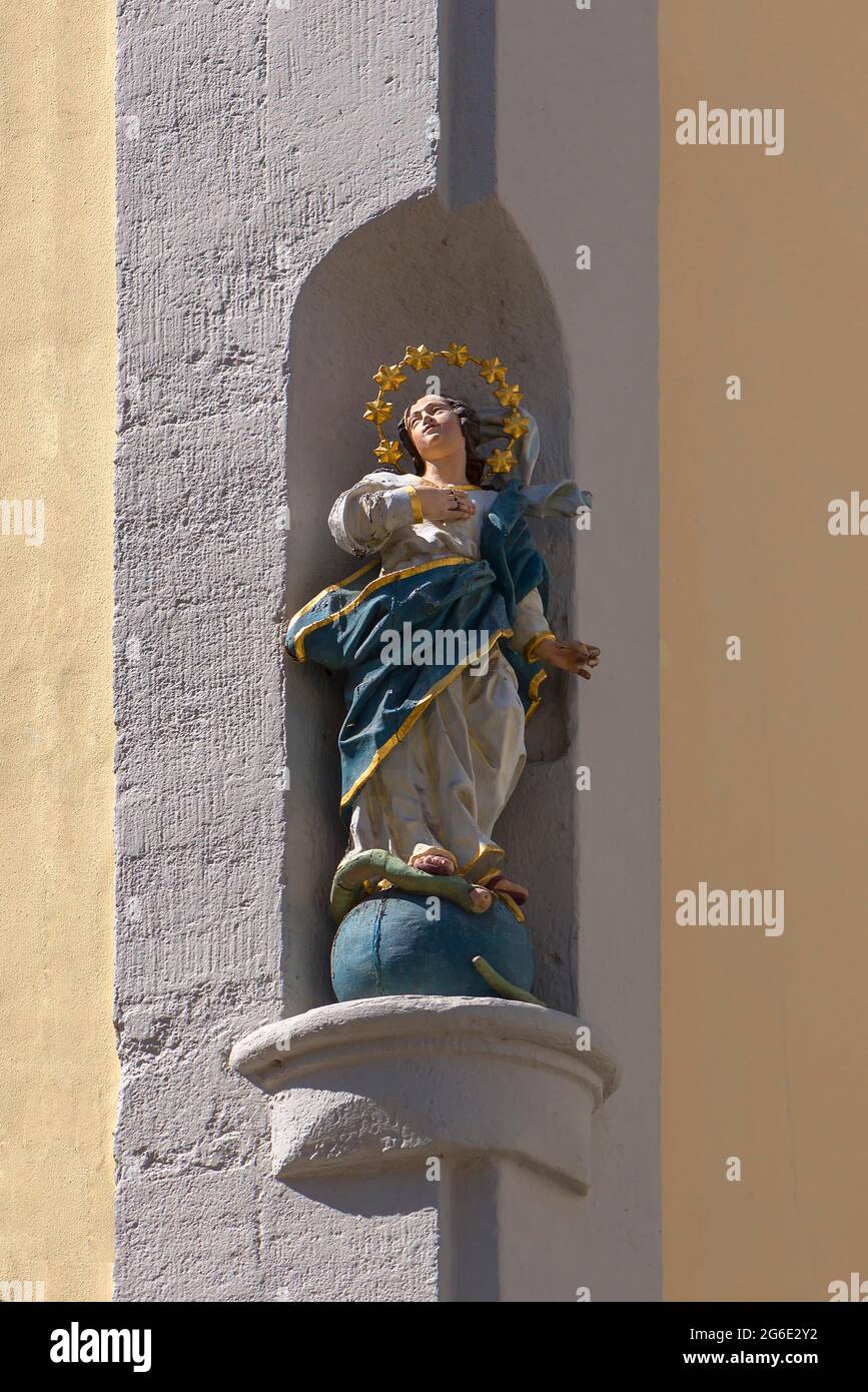 Scultura di Maria immacolata su una casa d'angolo, Bamberga, alta Franconia, Baviera, Germania Foto Stock