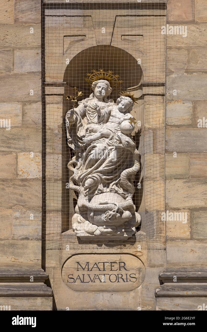 Scultura di Maria Imaculata sulla facciata principale della chiesa parrocchiale di San Martino, Bamberga, alta Franconia, Baviera, Germania Foto Stock