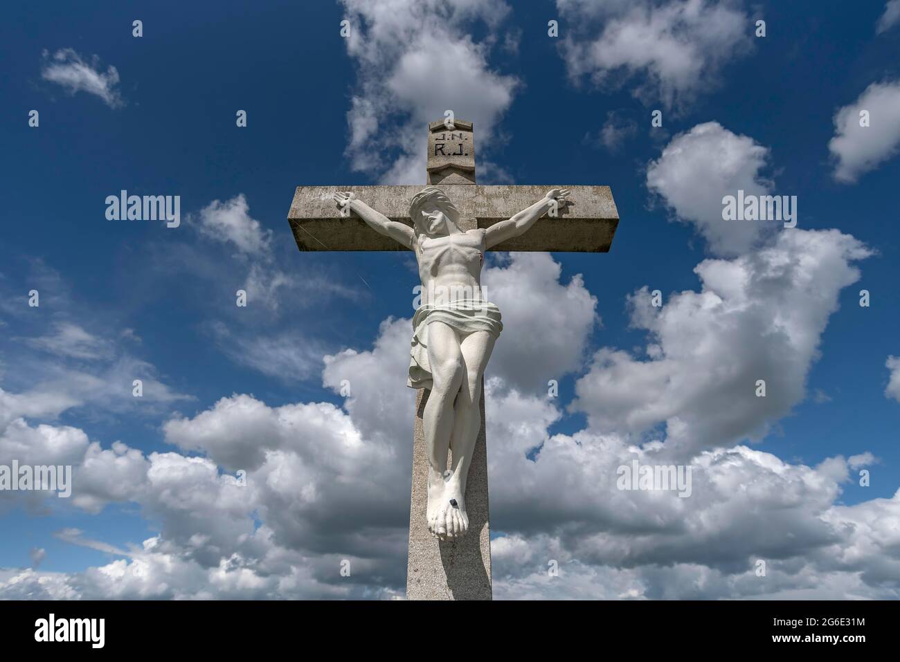 Gesù croce con cielo nuvoloso, Franconia, Baviera, Germania Foto Stock