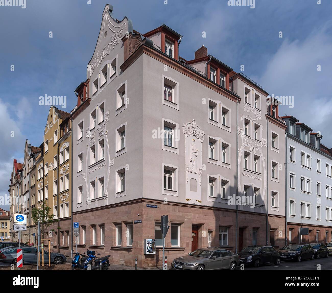 Edifici residenziali con facciate decorative in stile Art Nouveau, costruiti nel 1908, Norimberga, Franconia Centrale, Baviera, Germania Foto Stock