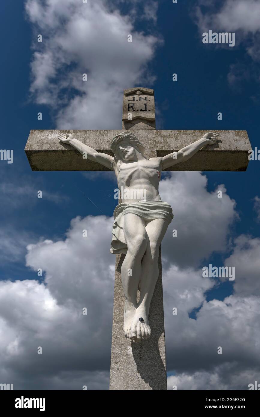 Gesù croce con cielo nuvoloso, Franconia, Baviera, Germania Foto Stock