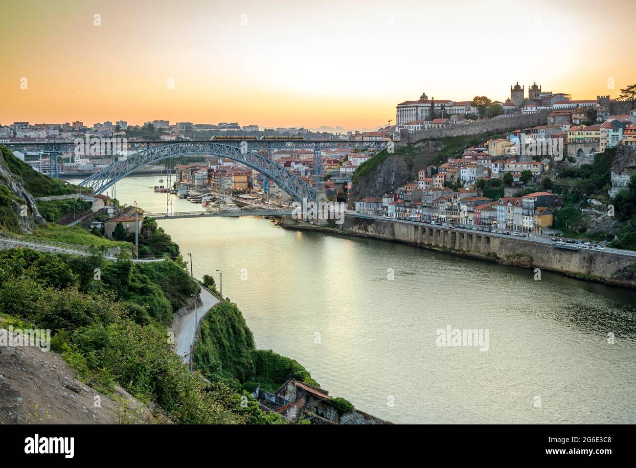 Paesaggio della città storica di Porto con il famoso ponte, Portogallo Foto Stock