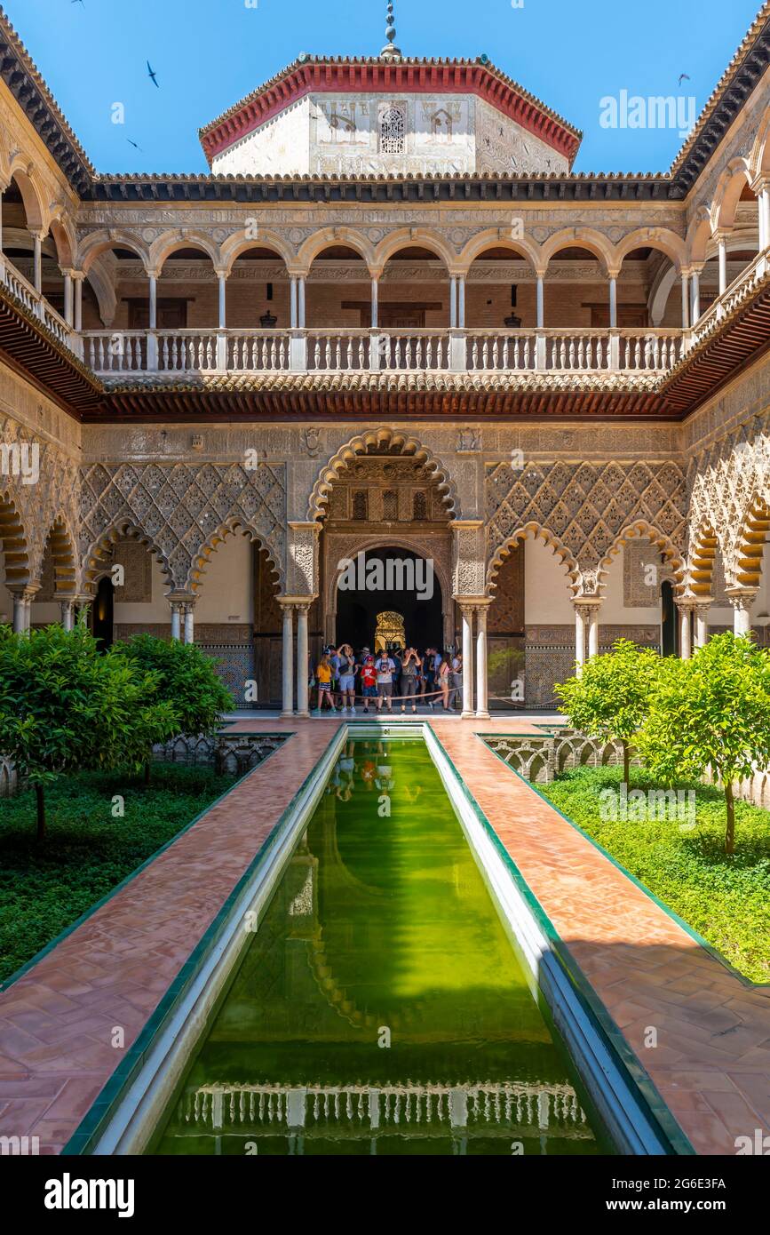 Patio de las Doncellas, Corte delle Vergini, cortile rinascimentale italiano con arabeschi in stucco in stile Mudejares, Palazzo reale di Siviglia, Real Foto Stock