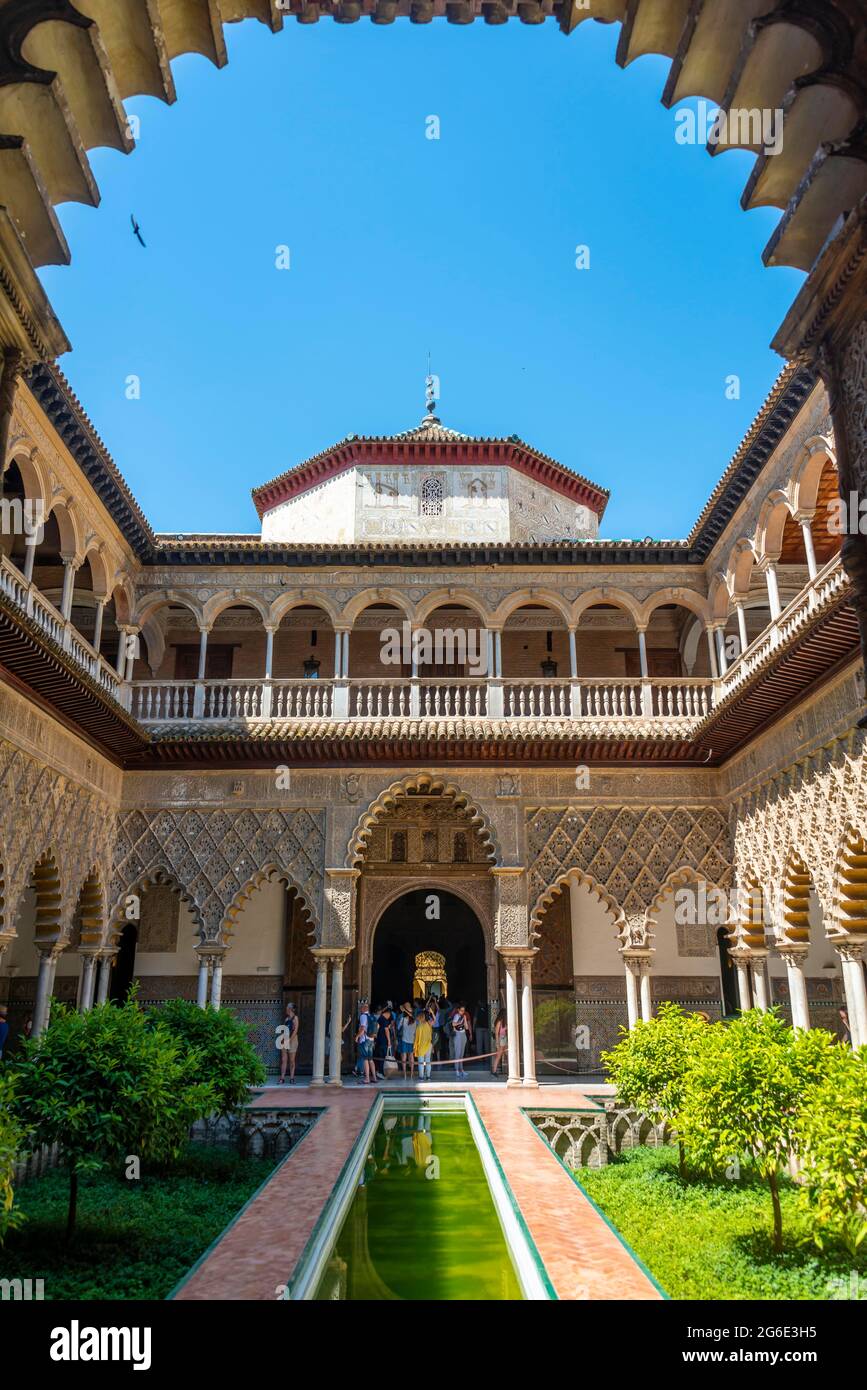 Patio de las Doncellas, Corte delle Vergini, cortile rinascimentale italiano con arabeschi in stucco in stile Mudejares, Palazzo reale di Siviglia, Real Foto Stock