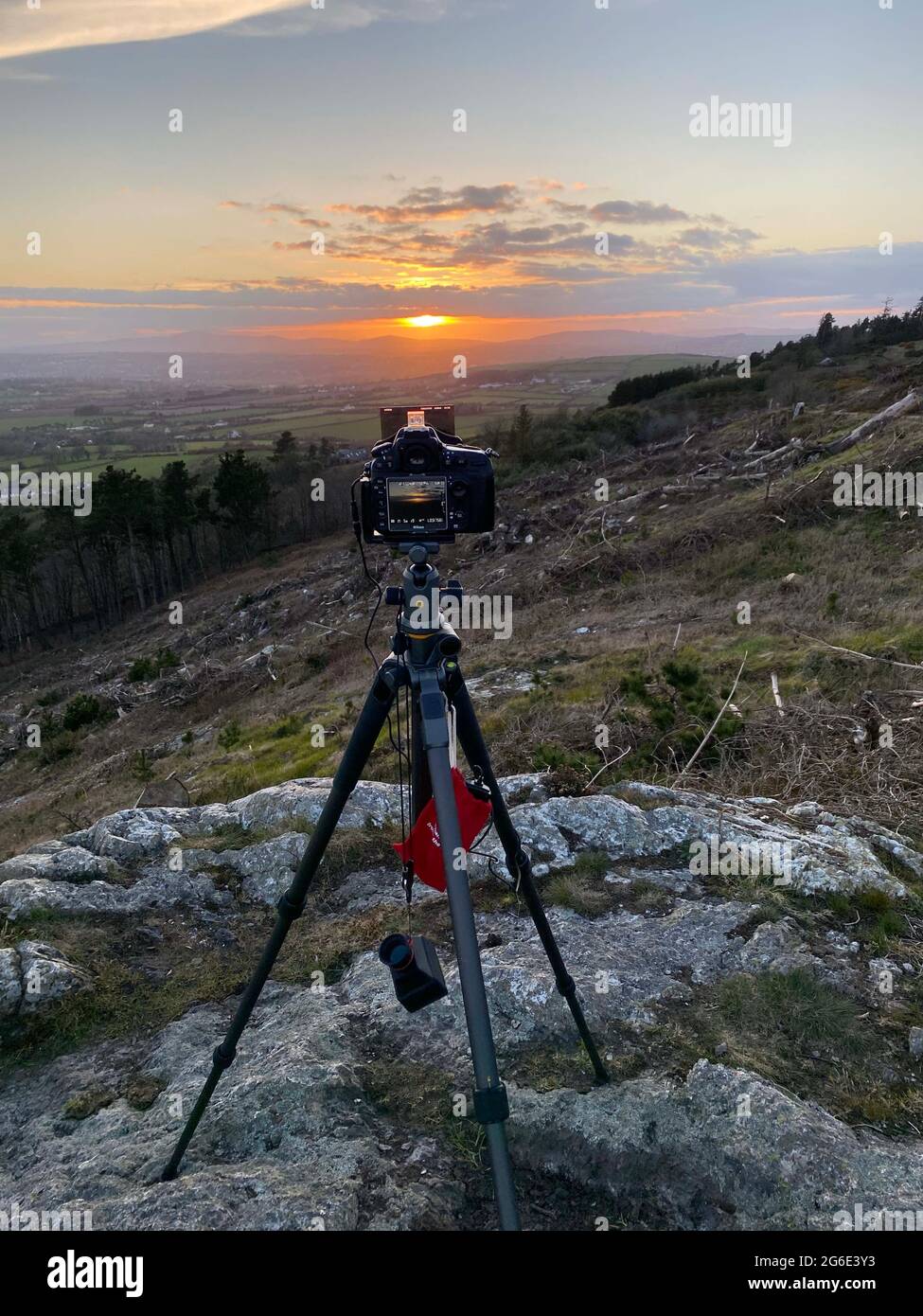 Un punto di andare troppo sul lato sud della collina di Tara, erano i tramonti in lontananza sopra il Monte Cloghan. Qui. Attendo pazientemente per quel momento. Foto Stock