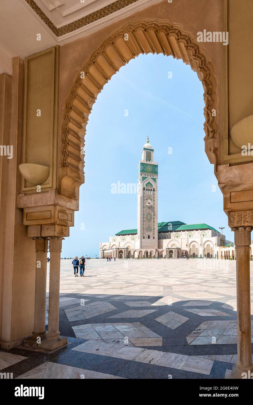 Vista attraverso l'arco per la Moschea di Hassan II, Grande Mosquee Hassan II, architettura moresca, con 210 m più alto minareto del mondo, Casablanca, Marocco Foto Stock