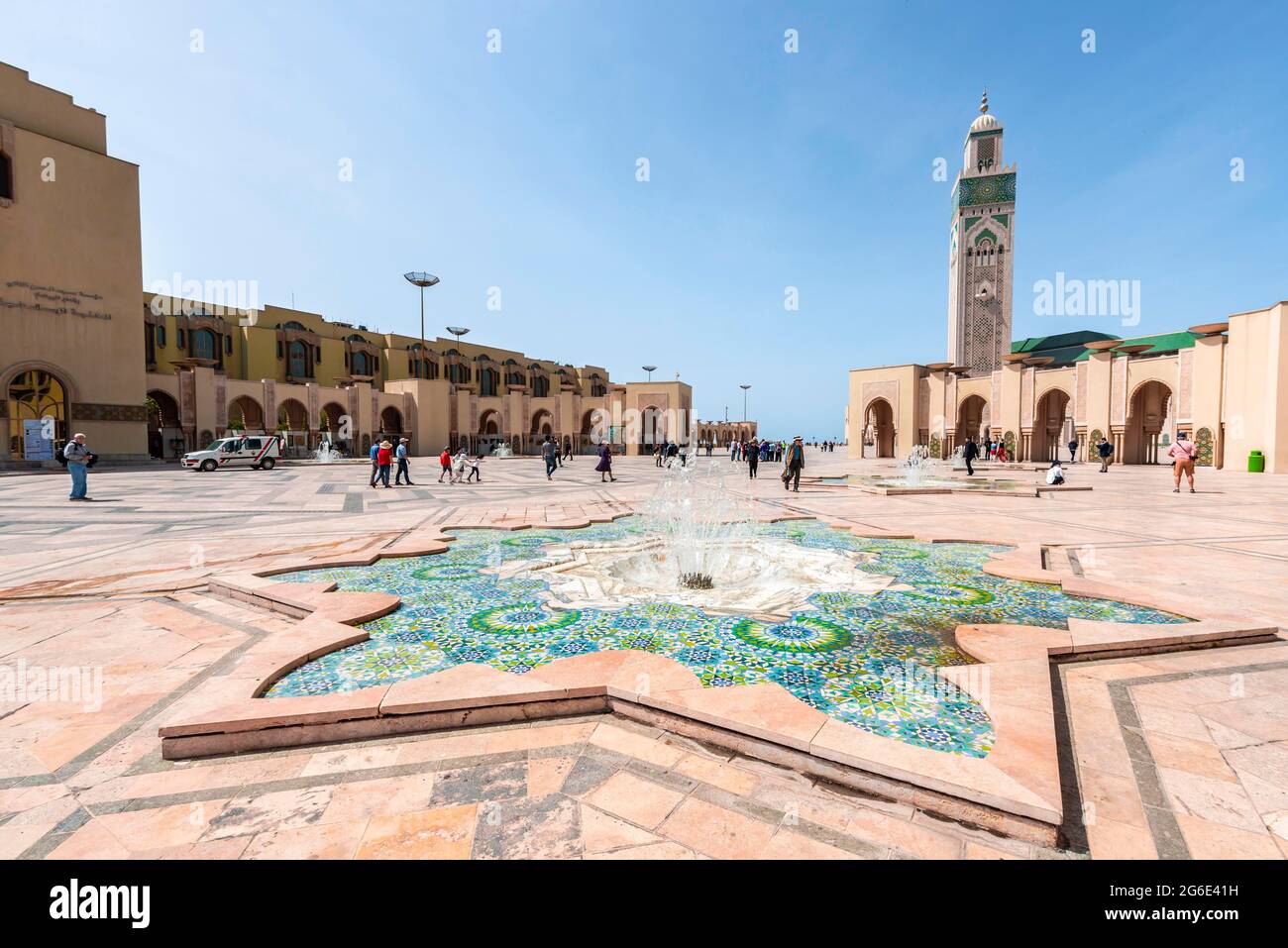 Fontana decorata a forma di stella, Moschea di Hassan II, Grande Mosquee Hassan II, architettura moresca, con 210 m più alto minareto del mondo Foto Stock