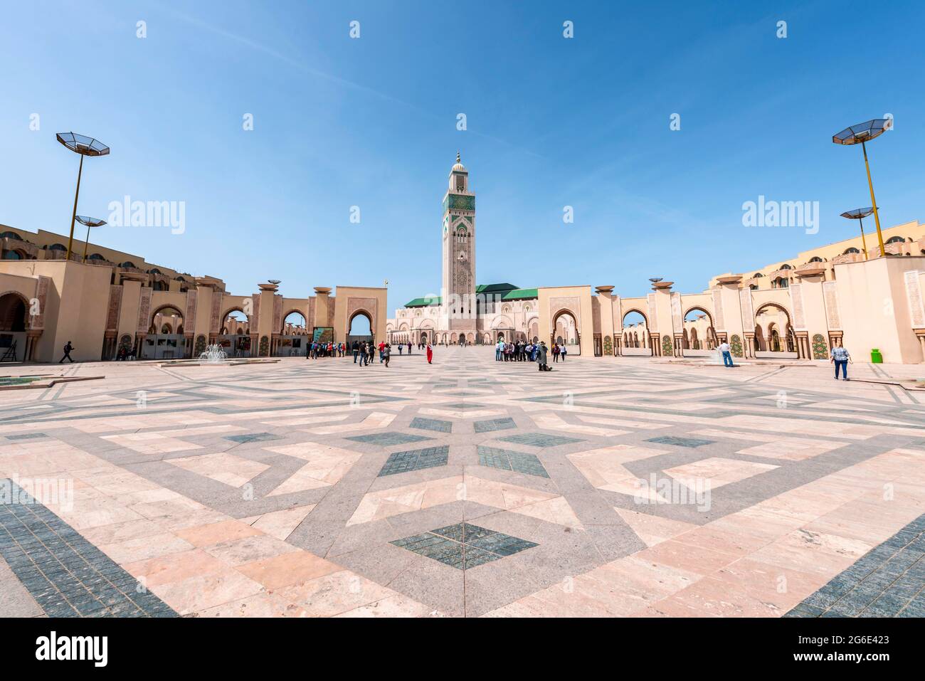 Moschea di Hassan II, Grande Mosquee Hassan II, architettura moresca, con 210 m più alto minareto del mondo, Casablanca, Marocco Foto Stock