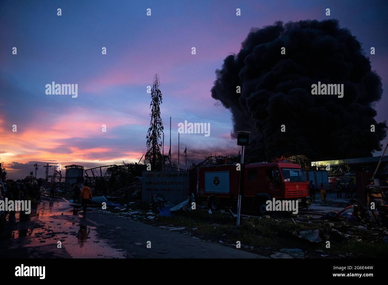Samut Prakan, Thailandia. 05 luglio 2021. Aumento di fumo dopo un'esplosione di fabbrica di plastica (Foto di Varit Soponpis/Pacific Press) Credit: Pacific Press Media Production Corp./Alamy Live News Foto Stock