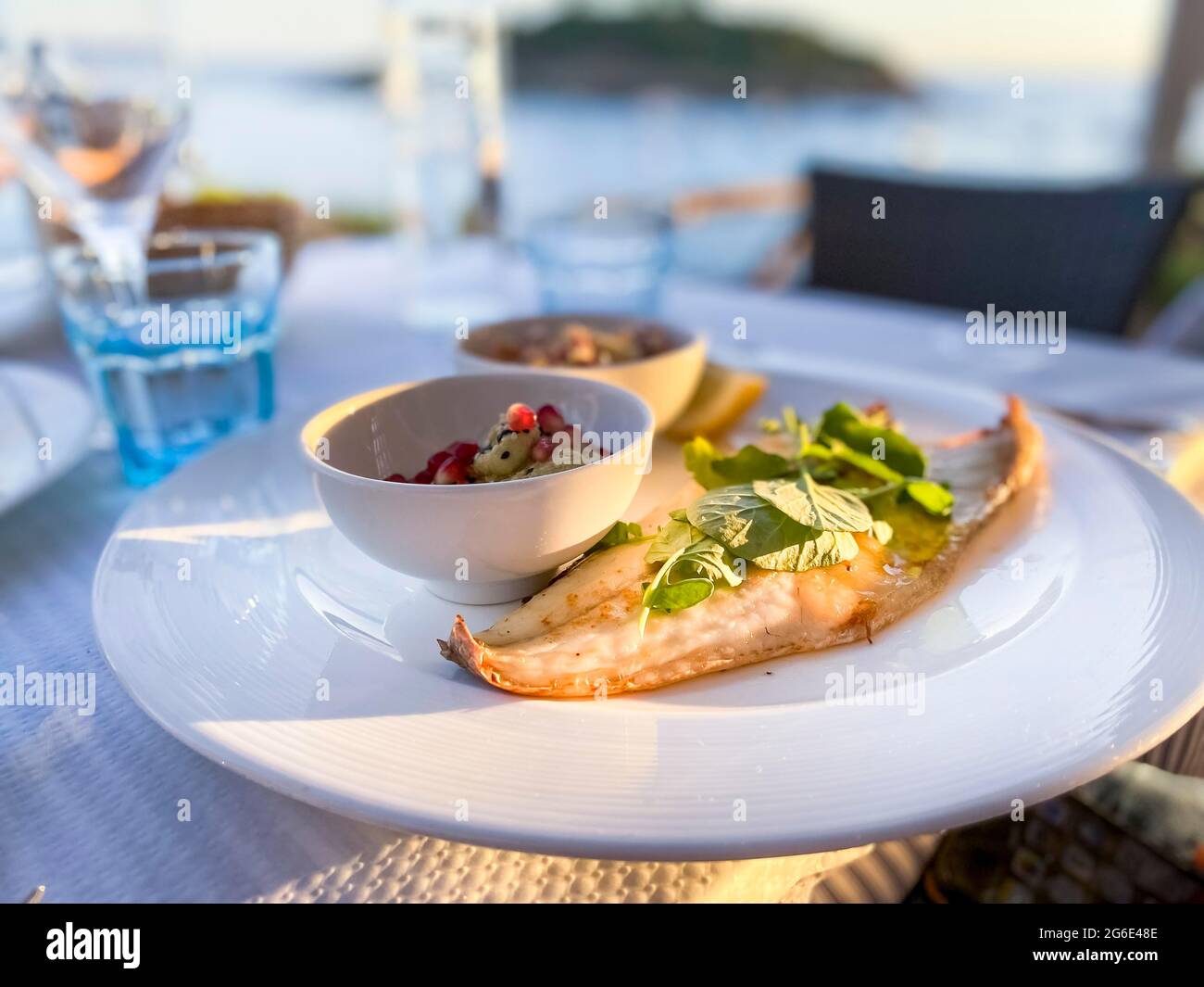 Filetto di rombo alla griglia con contorni, Port Andratx, Maiorca, Spagna Foto Stock